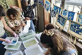 Exposición a la luz y revelado de las cianotipias en el taller