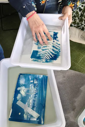 Persona revelando cianotipia en nuestro taller de cianotipia en cantabria