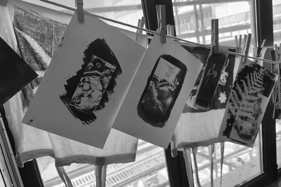 Muestras de cianotipias colgadas en el taller de cianotipia